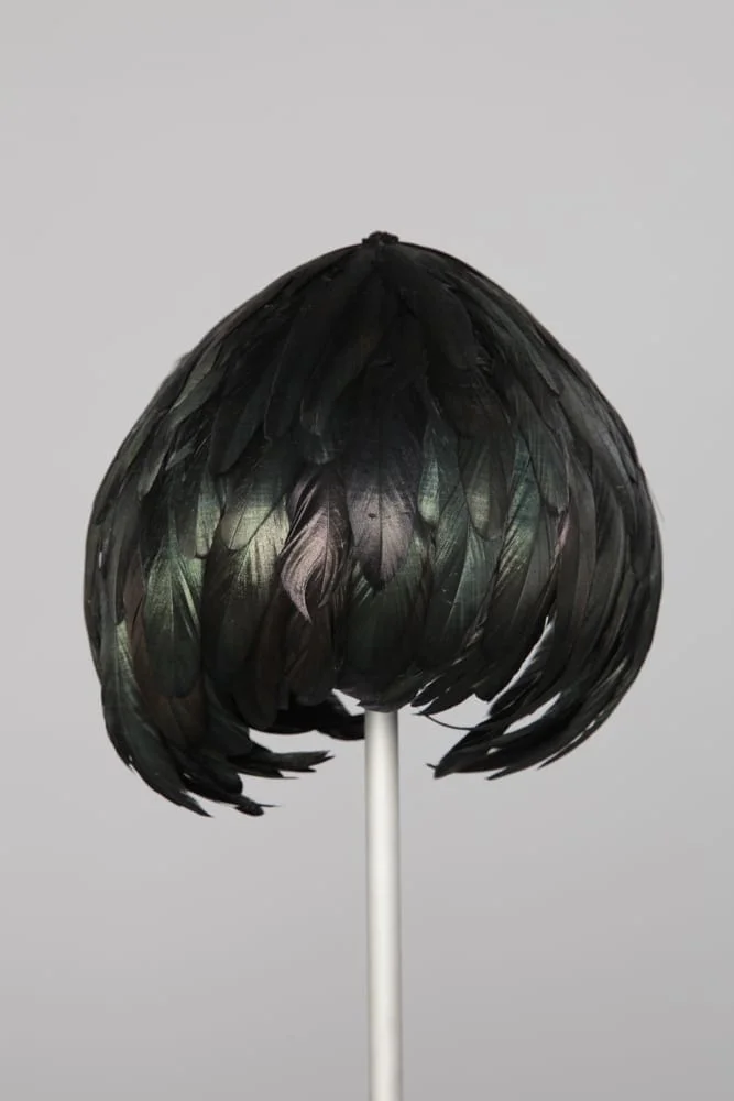 Chapeau en plumes vert irisé