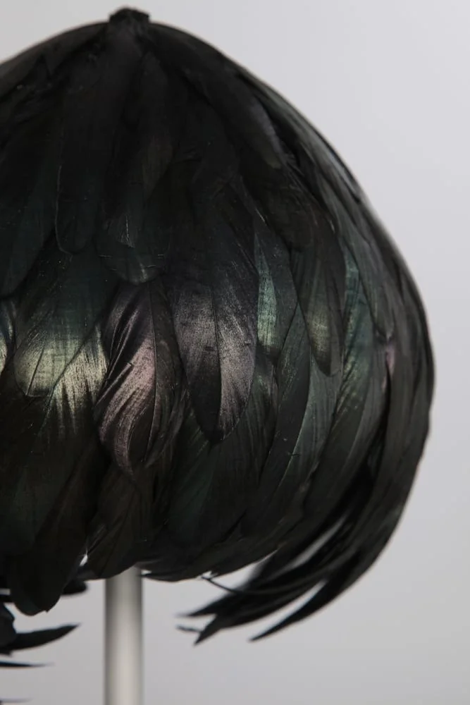 Chapeau en plumes vert irisé – Image 2