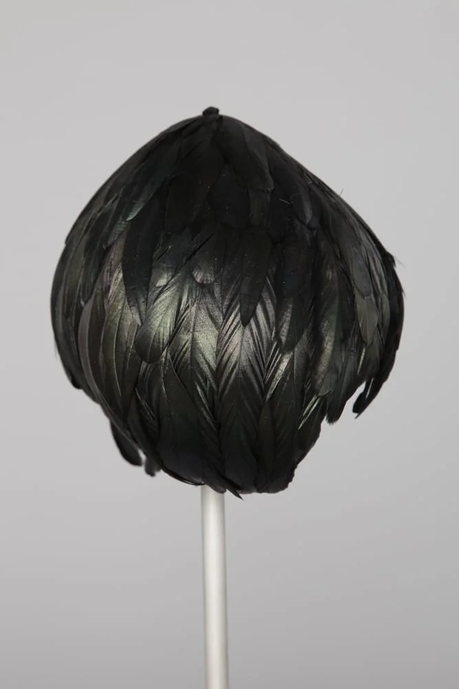 Chapeau en plumes vert irisé – Image 3