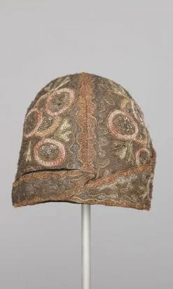Chapeau cloche 1930 brodé de soie, fils métal et paillettes