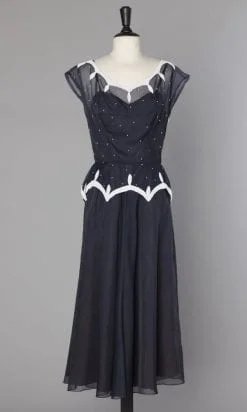 Robe en organza marine brodée de perles