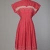 Robe 1950 en coton rouge et broderies beige
