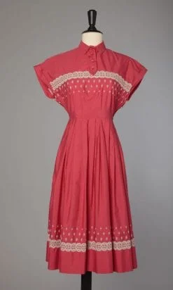 Robe 1950 en coton rouge et broderies beige