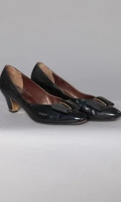 Alternative view of Paire de chaussures en cuir verni noir 1970