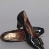 Paire de chaussures en cuir verni noir 1970