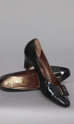 Paire de chaussures en cuir verni noir 1970