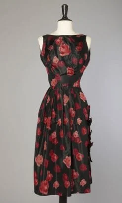 Robe 1950 en faille noire imprimée rouges et roses
