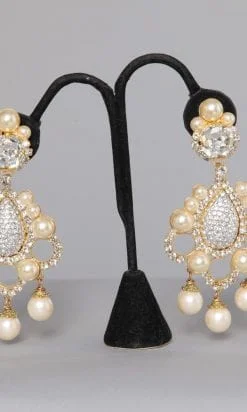 Boucles d'oreilles en métal doré perles et strass