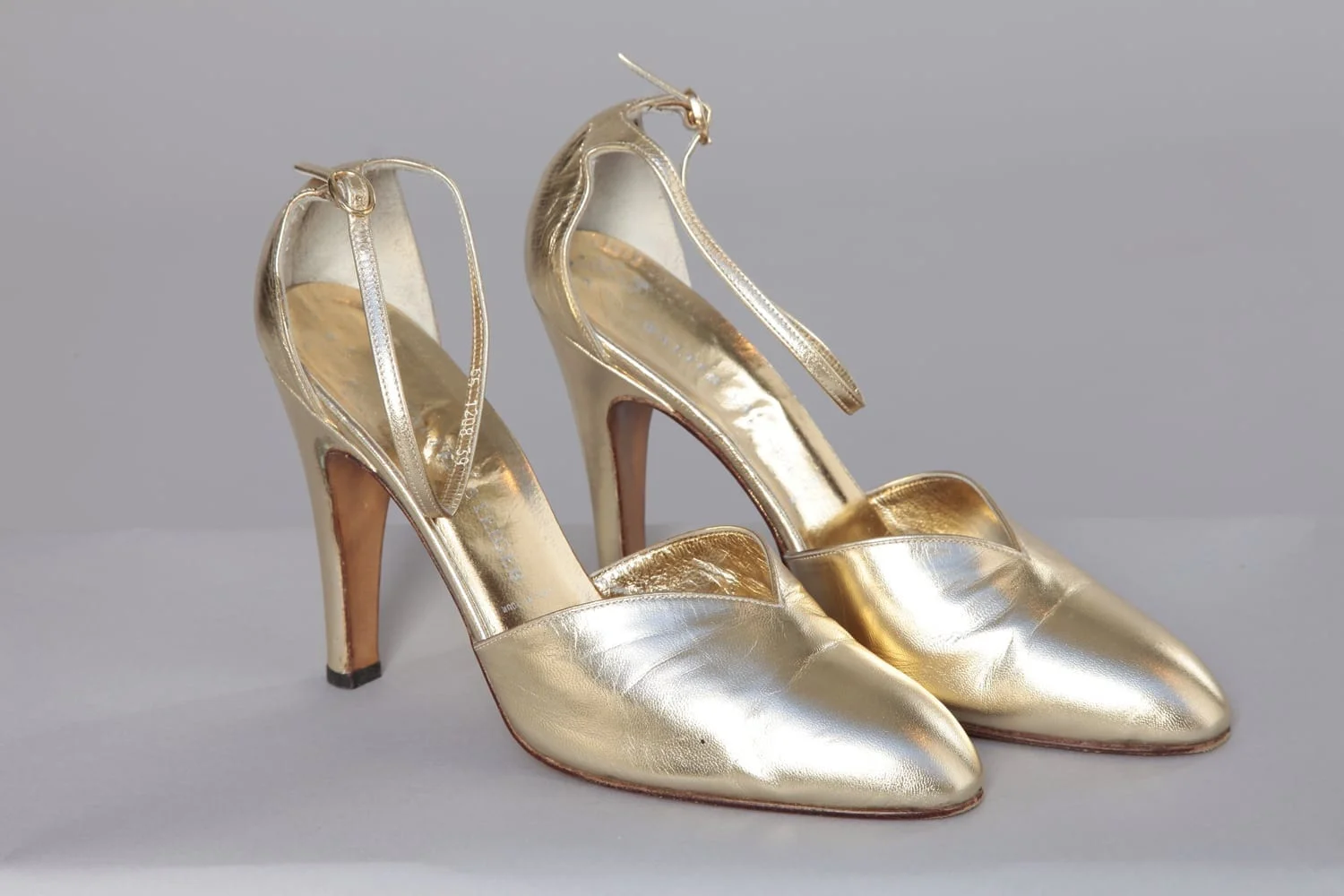 Paire de chaussures en cuir doré à lanières – Image 2