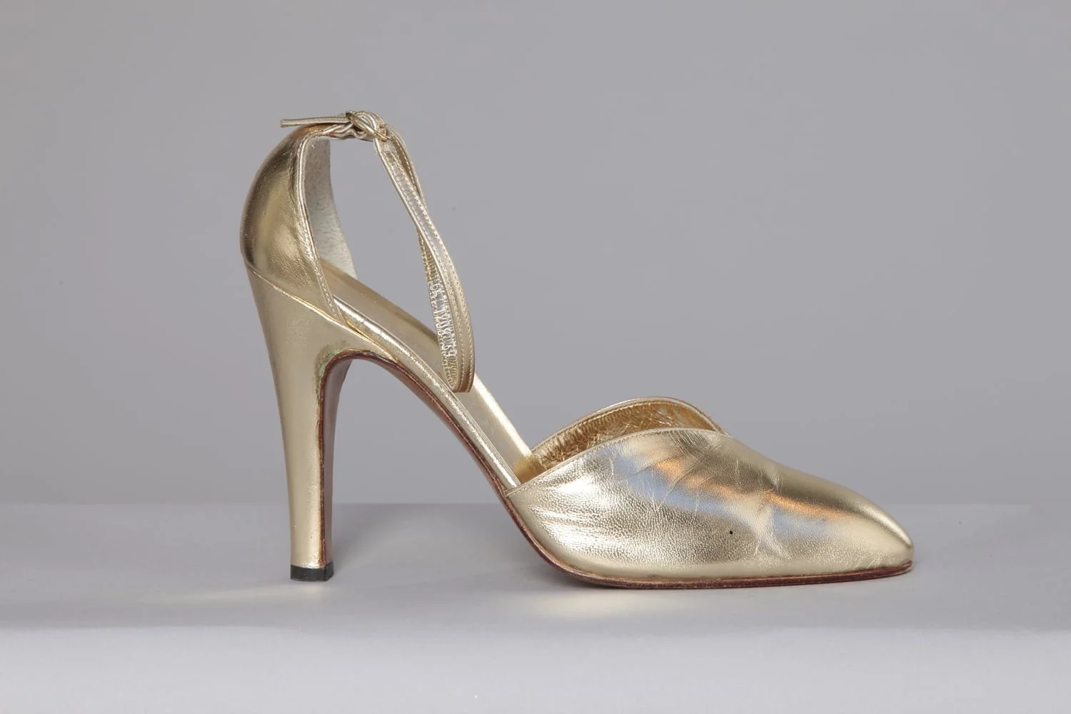 Paire de chaussures en cuir doré à lanières – Image 3