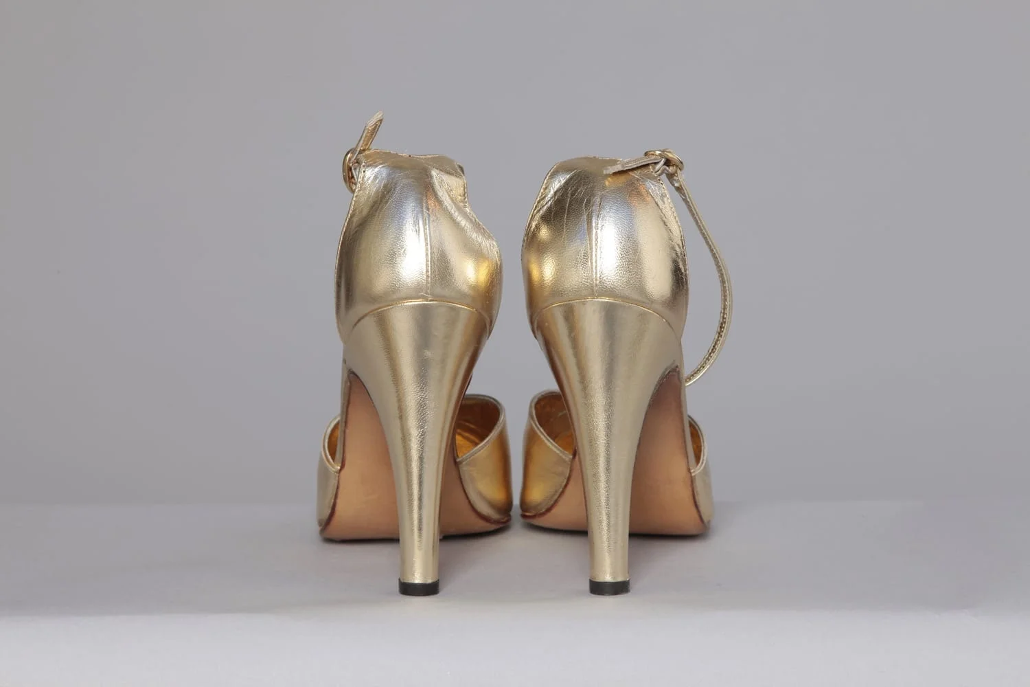 Paire de chaussures en cuir doré à lanières – Image 4