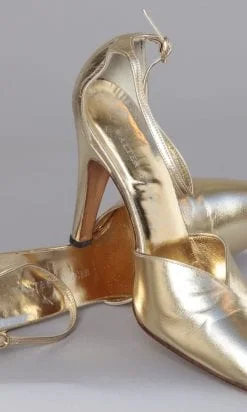 Paire de chaussures en cuir doré à lanières