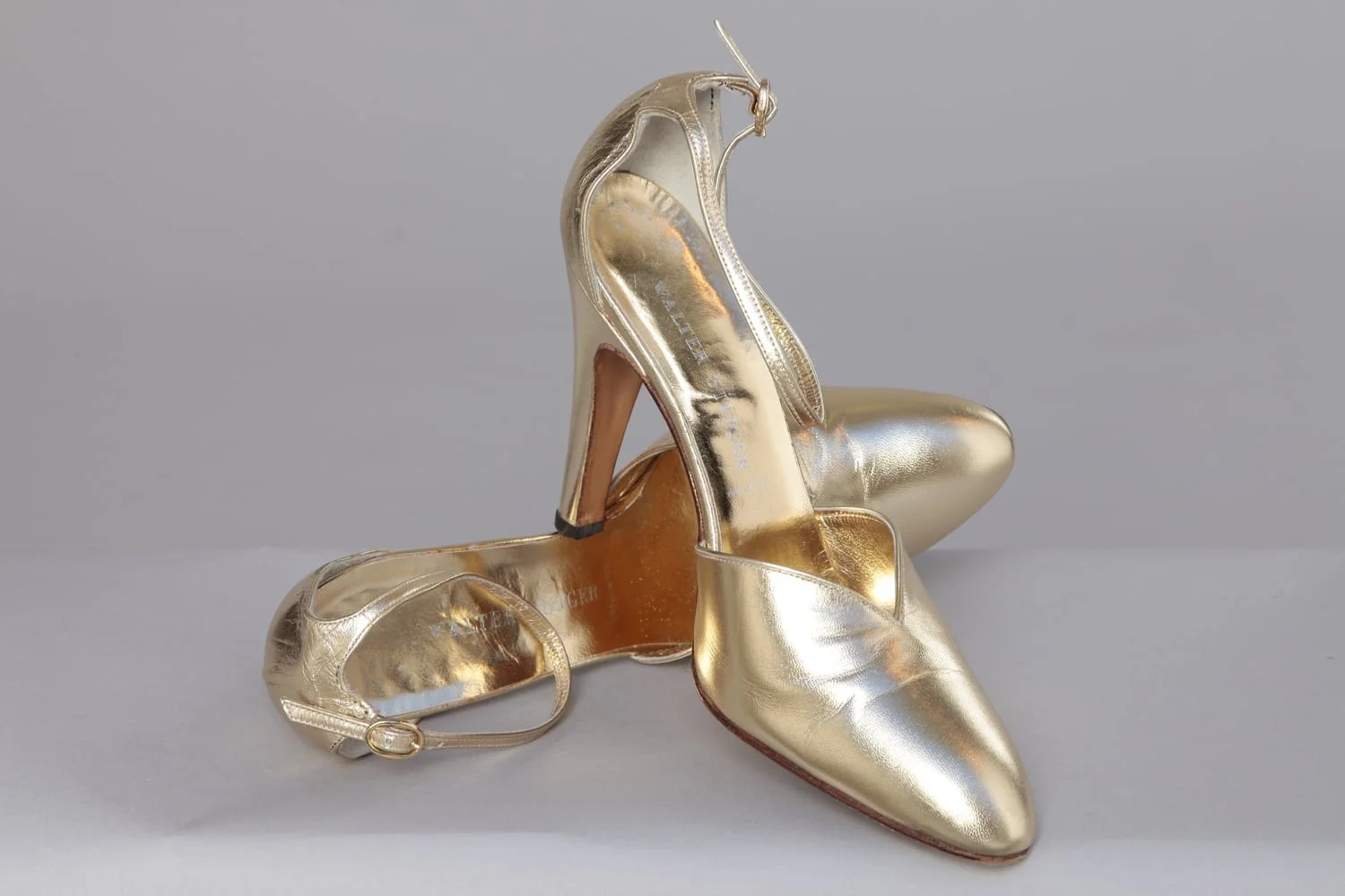 Paire de chaussures en cuir doré à lanières