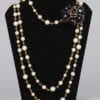 Collier en perles, chaines et camélia Chanel