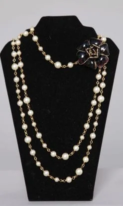 Collier en perles, chaines et camélia Chanel