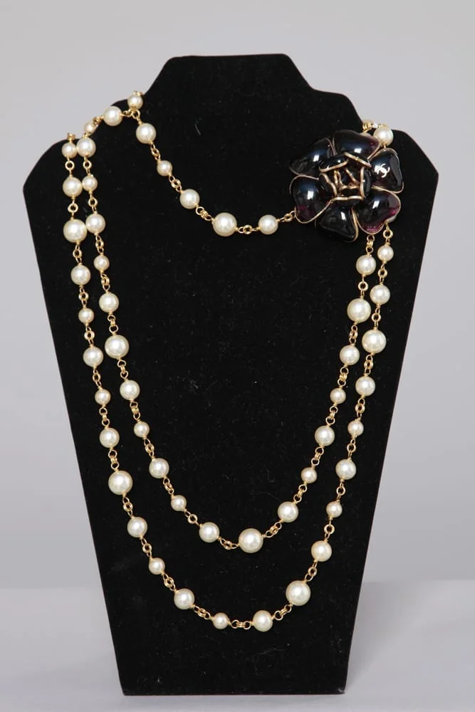 Collier en perles, chaines et camélia Chanel