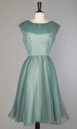 Robe 1950 en cigaline bleue plissée
