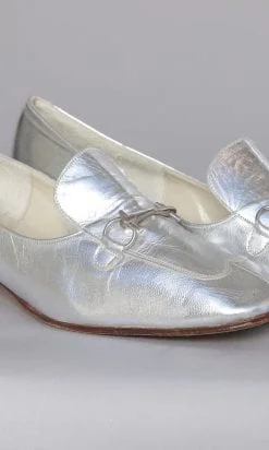Alternative view of Paire de chaussures en cuir argenté 1970