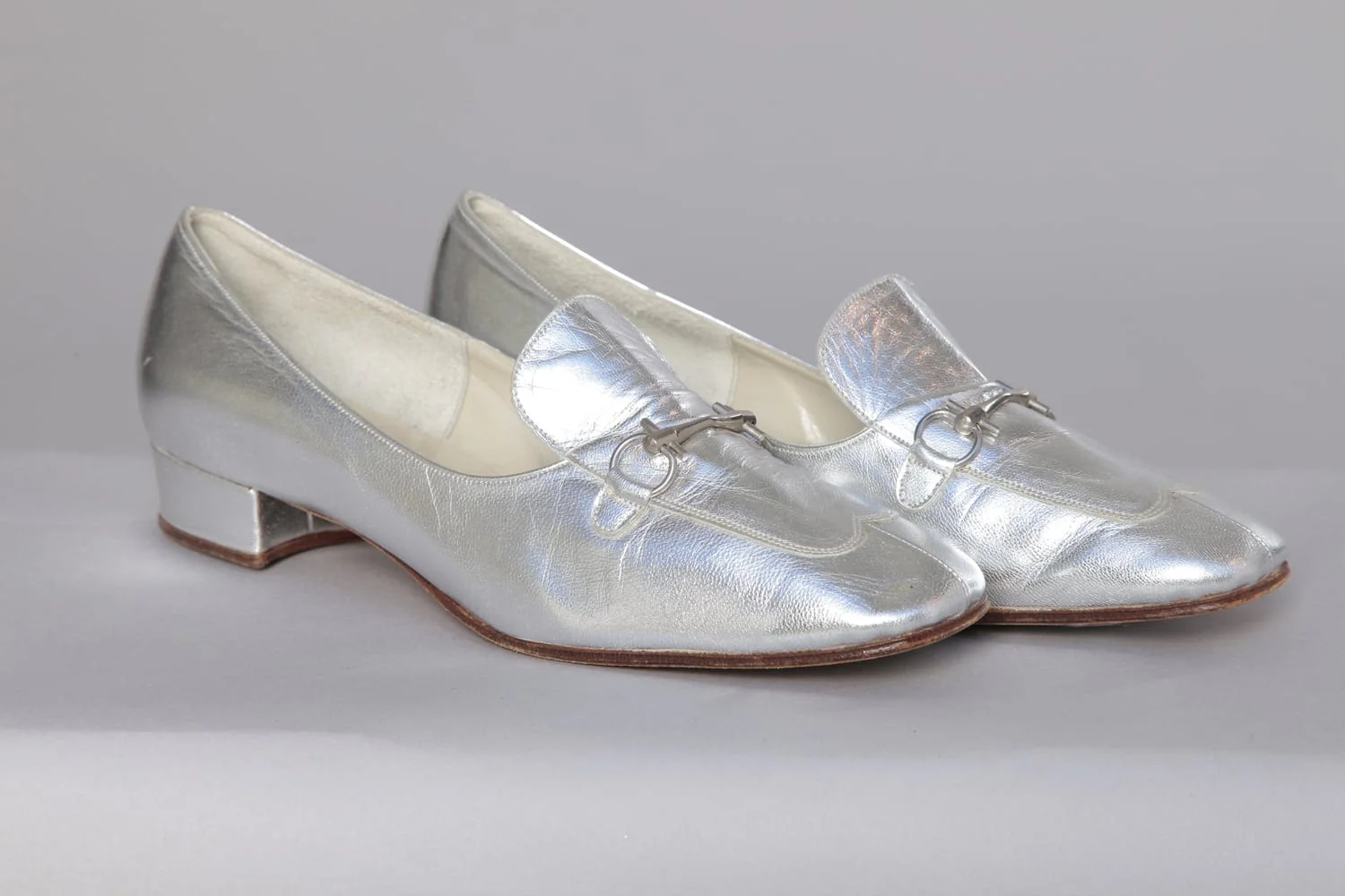 Paire de chaussures en cuir argenté 1970 – Image 2
