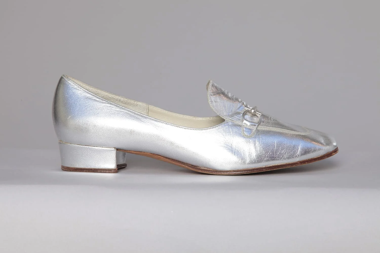 Paire de chaussures en cuir argenté 1970 – Image 3