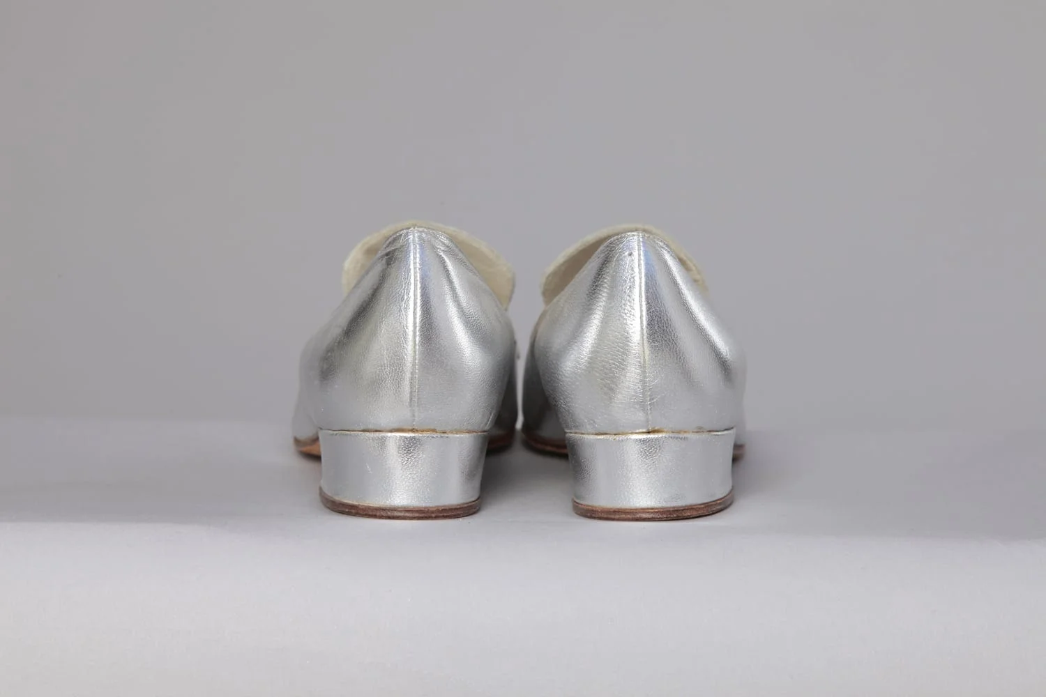 Paire de chaussures en cuir argenté 1970 – Image 4