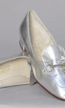 Paire de chaussures en cuir argenté 1970