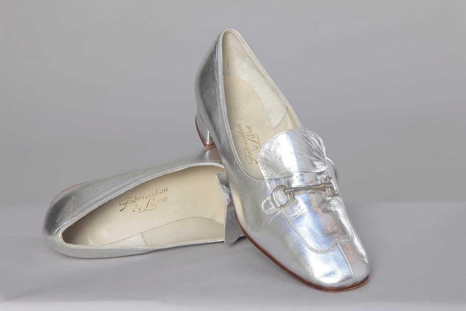 Paire de chaussures en cuir argenté 1970