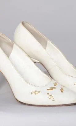 Alternative view of Paire de chaussures 1950 en cuir blanc et or