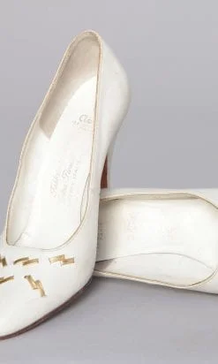 Paire de chaussures 1950 en cuir blanc et or