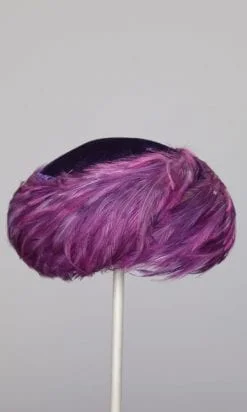 Chapeau 1950 en velours et plumes violet