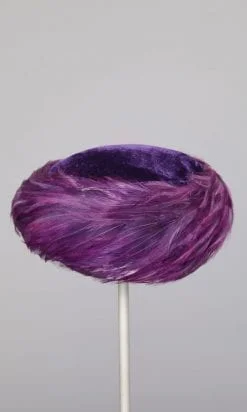 Alternative view of Chapeau 1950 en velours et plumes violet