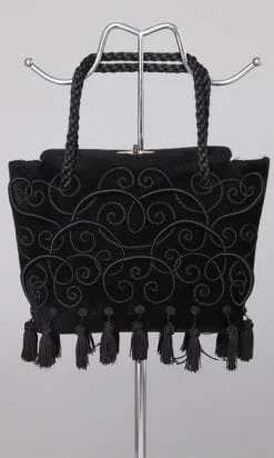 Sac en velours noir brodé de soie et cousu de petits pompons