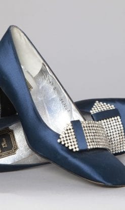 Paire de chaussures 1970 en cuir et satin avec strass