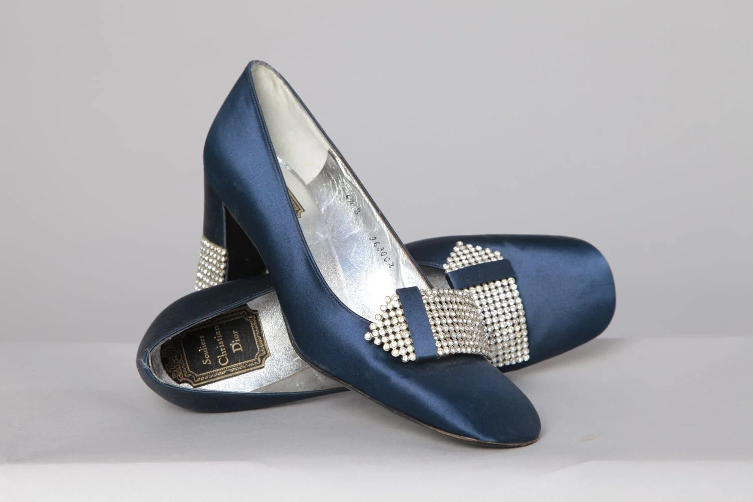 Paire de chaussures 1970 en cuir et satin avec strass