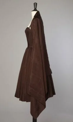 Alternative view of Robe 1950 en reps marron et étole assortie
