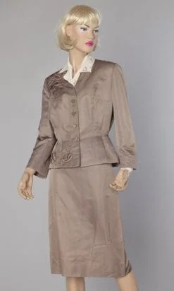 Tailleur robe 1940 en soie marron glacé brodé