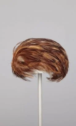 Chapeau 1950 entièrement recouvert de plumes marron