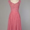 Robe 1950 rose en mousseline brodée de fleurs en relief