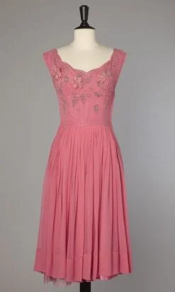 Robe 1950 rose en mousseline brodée de fleurs en relief