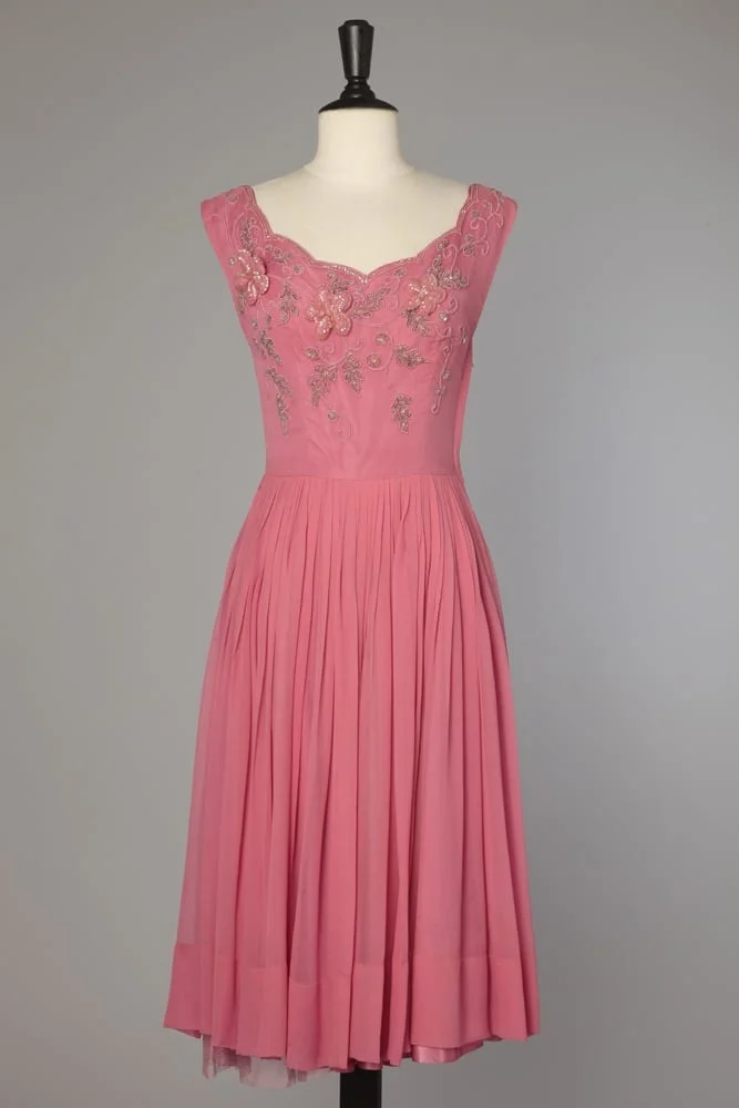Robe 1950 rose en mousseline brodée de fleurs en relief