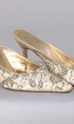 Alternative view of Paire de chaussures en satin blanc recouvert d'un filet brodé