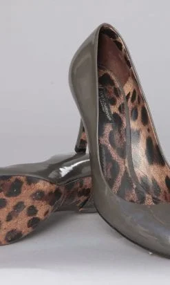 Paire d'escarpins en verni marron