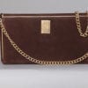 Sac en daim marron et chaîne en métal doré