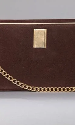 Sac en daim marron et chaîne en métal doré