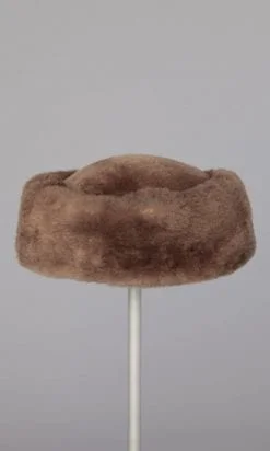 Toque en mouton doré
