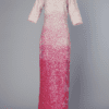 Robe du soir en tricot entièrement brodée de paillettes dégradées de rose