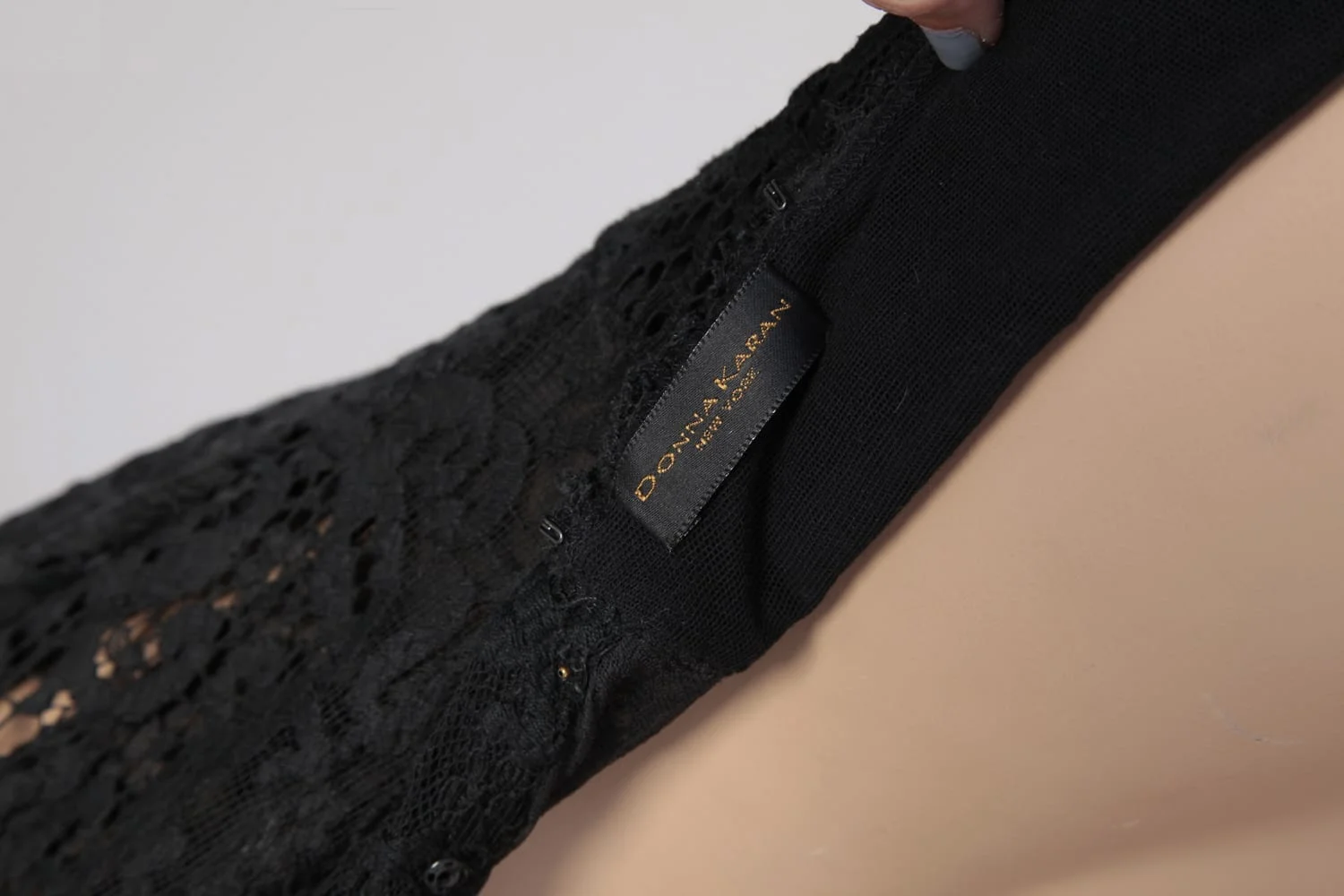 Robe 1990 en dentelle noire griffée Dona Karen – Image 8