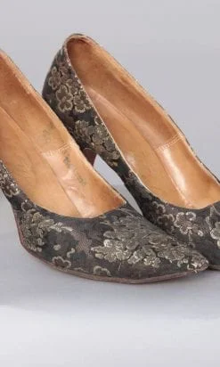 Alternative view of Paire de chaussures 1950 en cuir recouvertes d'un satin lamé