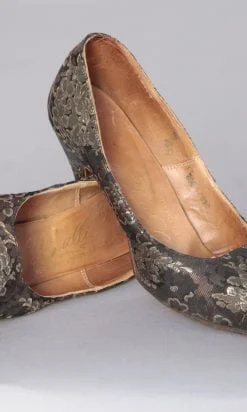Paire de chaussures 1950 en cuir recouvertes d'un satin lamé