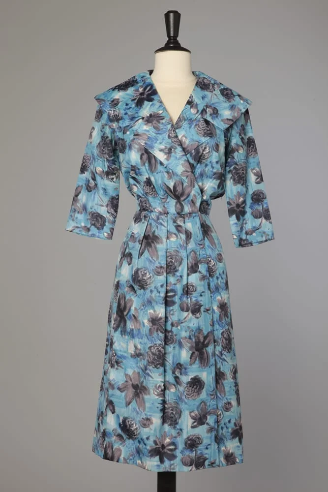 Robe 1950 en nylon bleu imprimé de fleurs grises